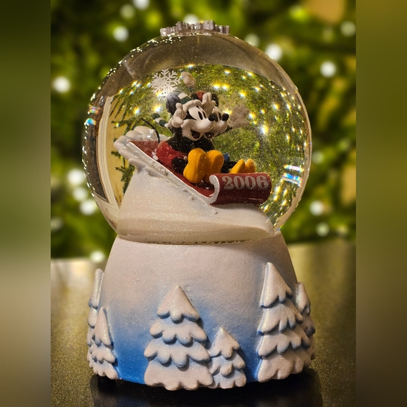 2006 Vintage Mickey & Minnie ❄️ Snowglobe (Disney Store) - Picture 3 of 9